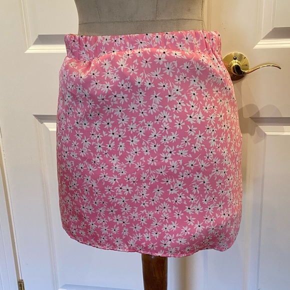 Pink floral mini skirt - Picture 2 of 3